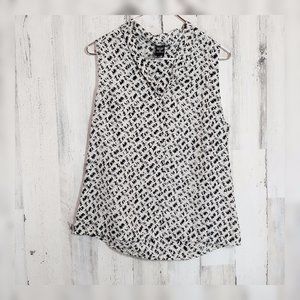 Valerie Bertinelli V neck sleeveless top